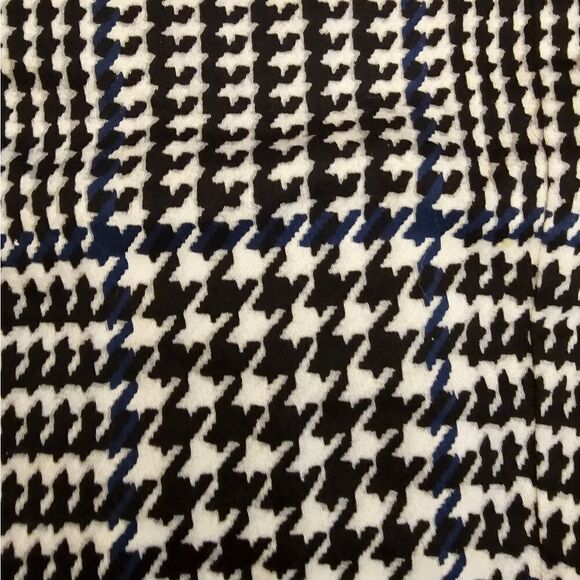 Michael Kors hounds tooth skirt with built in belt. Sz 4.  20.5" top to bottom - Picture 4 of 7